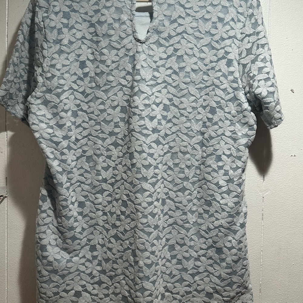 Elegant Floral Lace Blouse in Light Gray - Picture 2 of 5